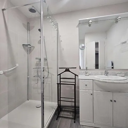 3 Pieces Confort Avec Loggia Fermee Et Equipements Modernes, Proche Des Thermes - Fr-1-553-208 Апартаменты